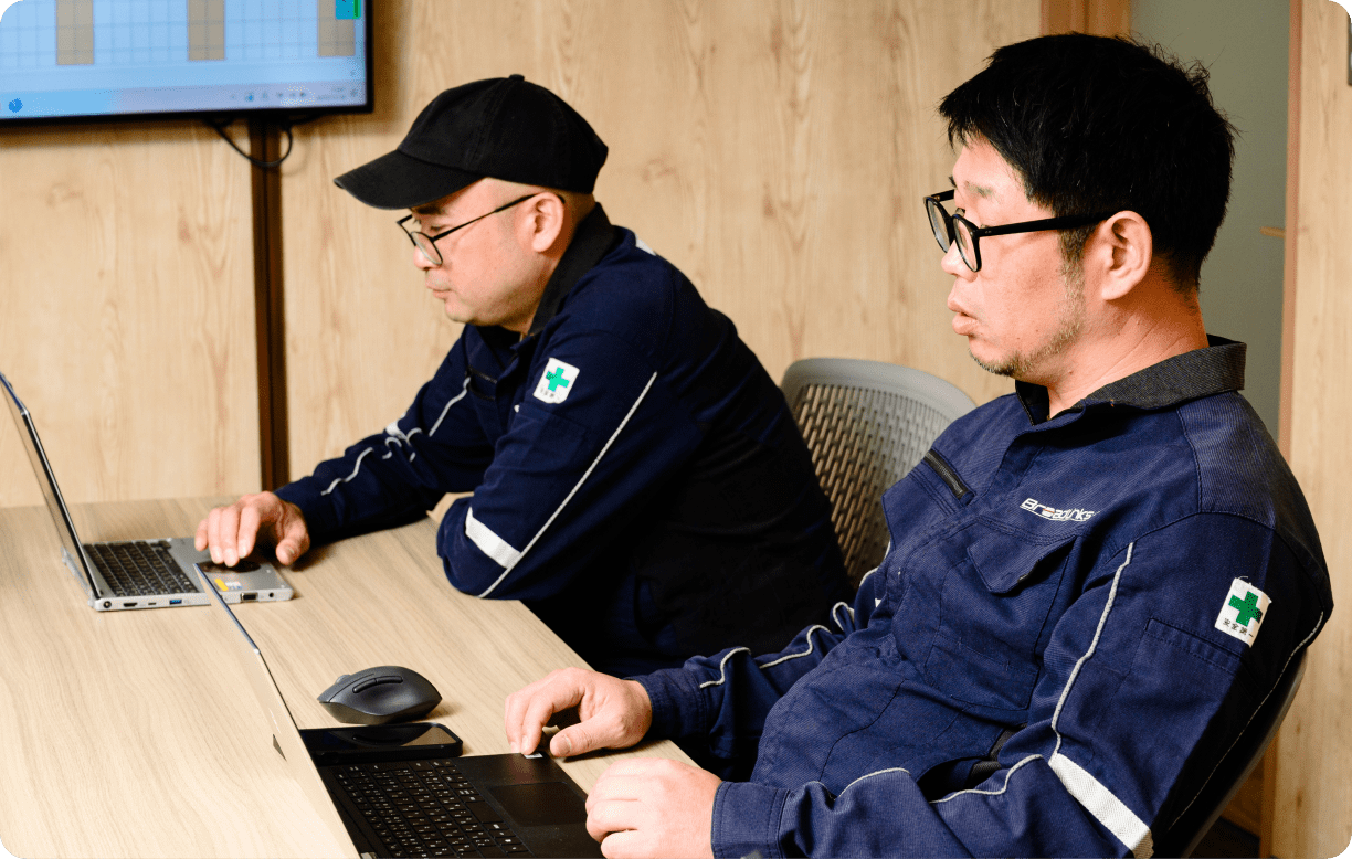 社員が7人で揃っている画像
